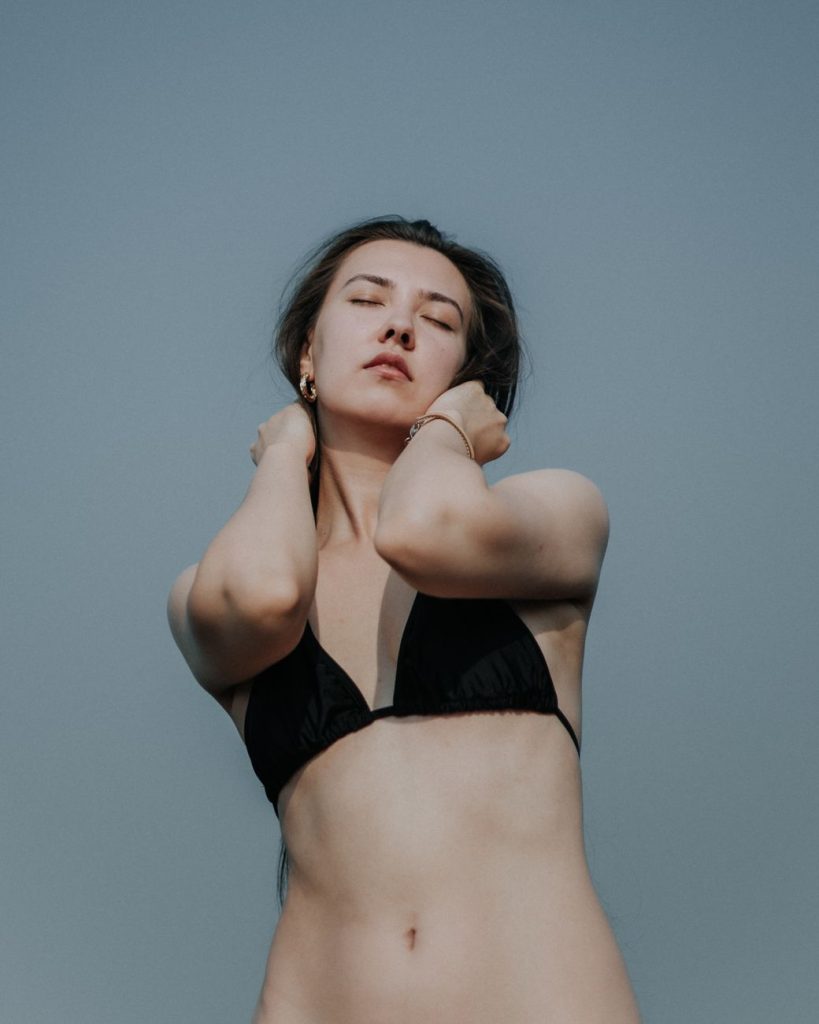 Vrouw in bikini aan het water