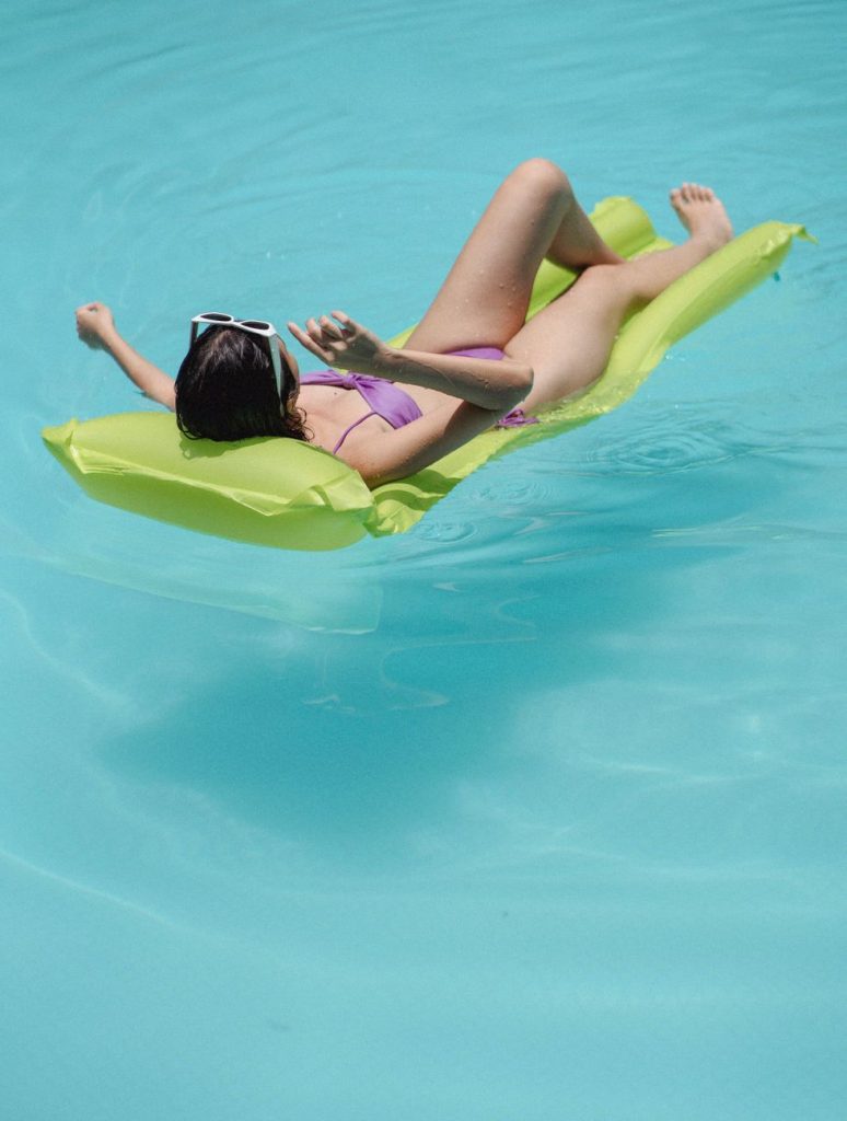 Vrouw in bikini aan het water