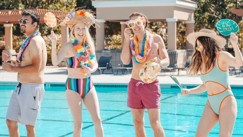 Vrouw in bikini aan het water