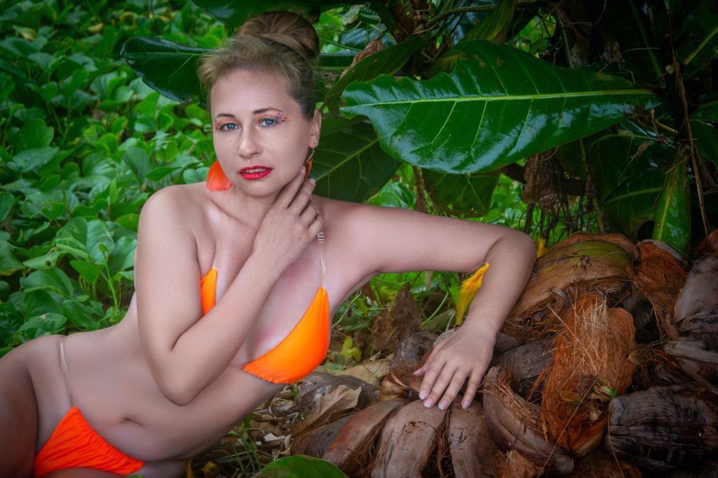 Vrouw in bikini aan het water