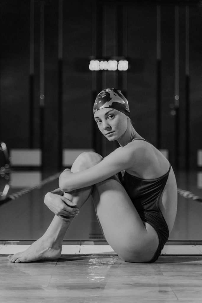 Vrouw in bikini aan het water