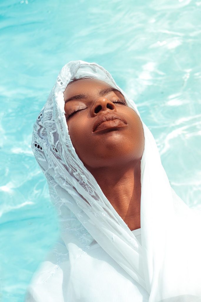 Vrouw in bikini aan het water