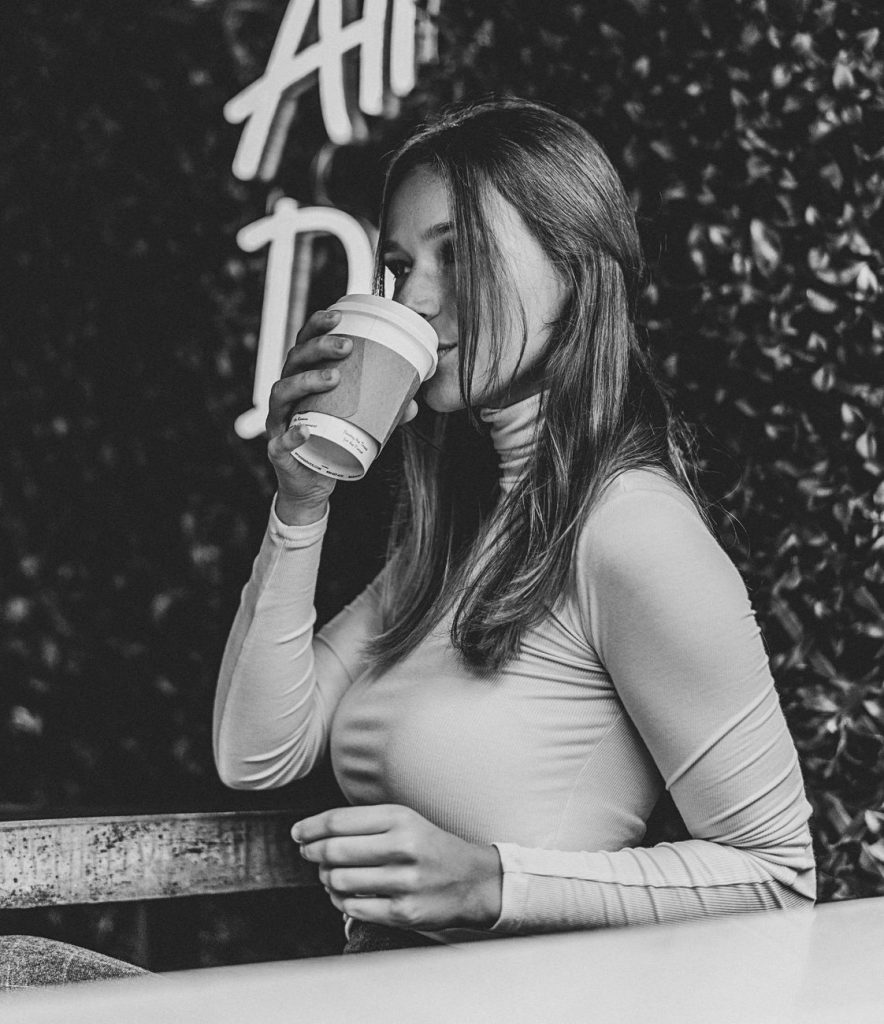 Aantrekkelijke jonge vrouw